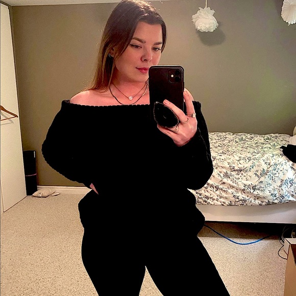 Off-shoulder Chunky Knit Sweater - Picture 2 of 4